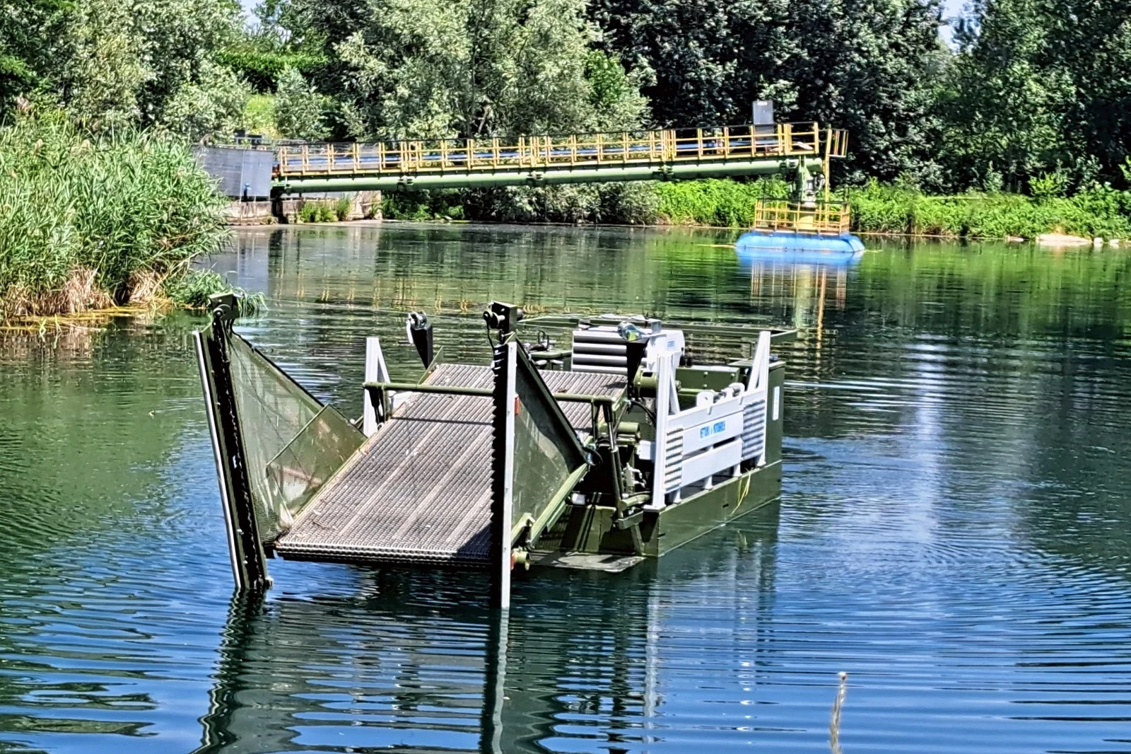 No one on board, in front of a footbridge over the river — Nettuno NEXTGEN