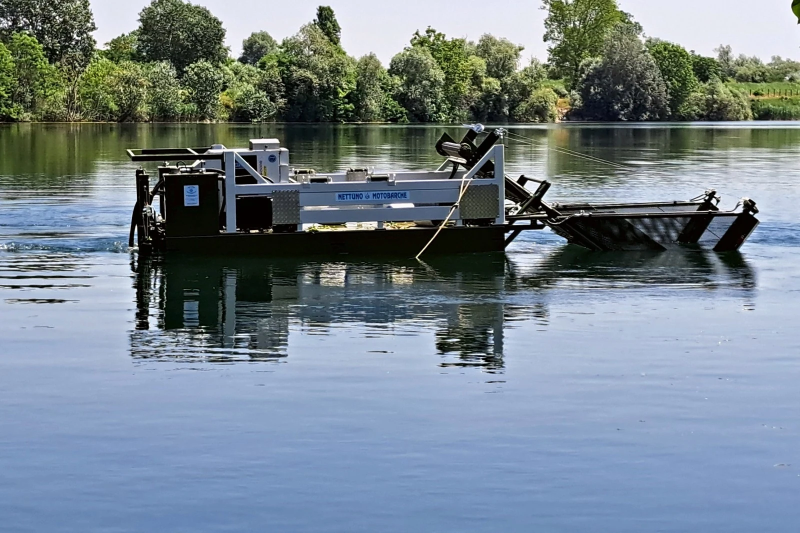 Under way on a lake, with the front conveyor lowered — Nettuno NEXTGEN