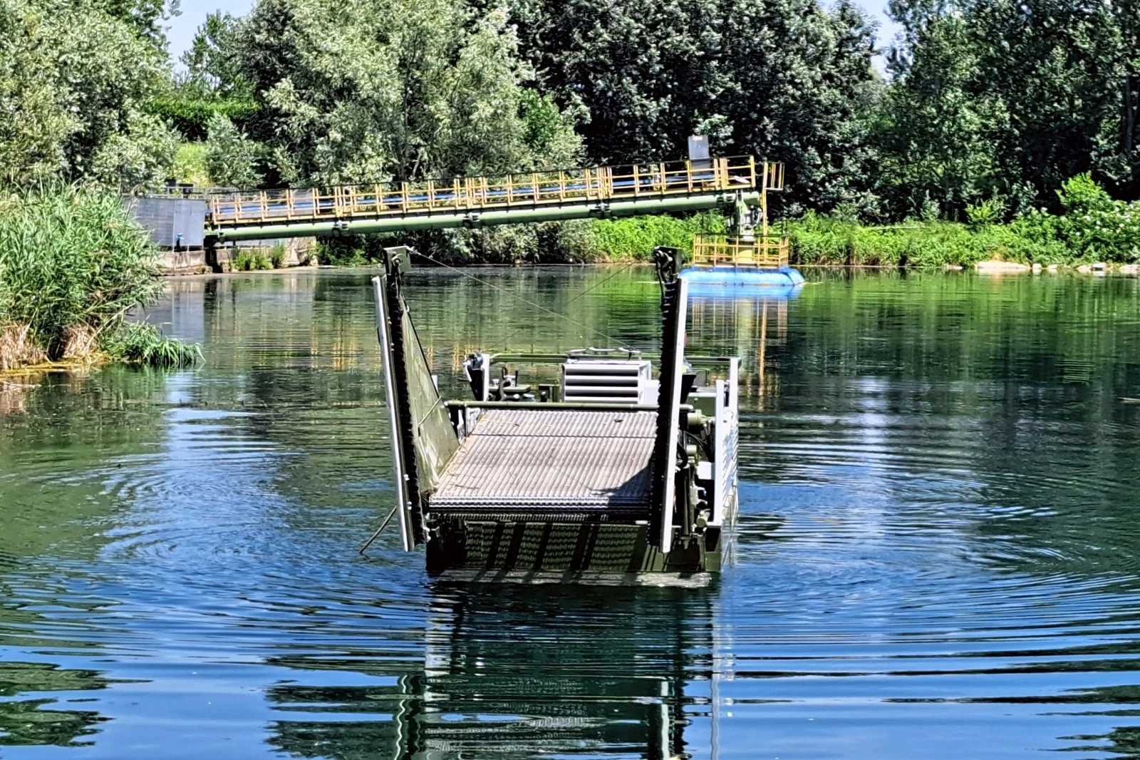 Front view: the conveyor with the two vertical cutter bars at its sides — Nettuno NEXTGEN